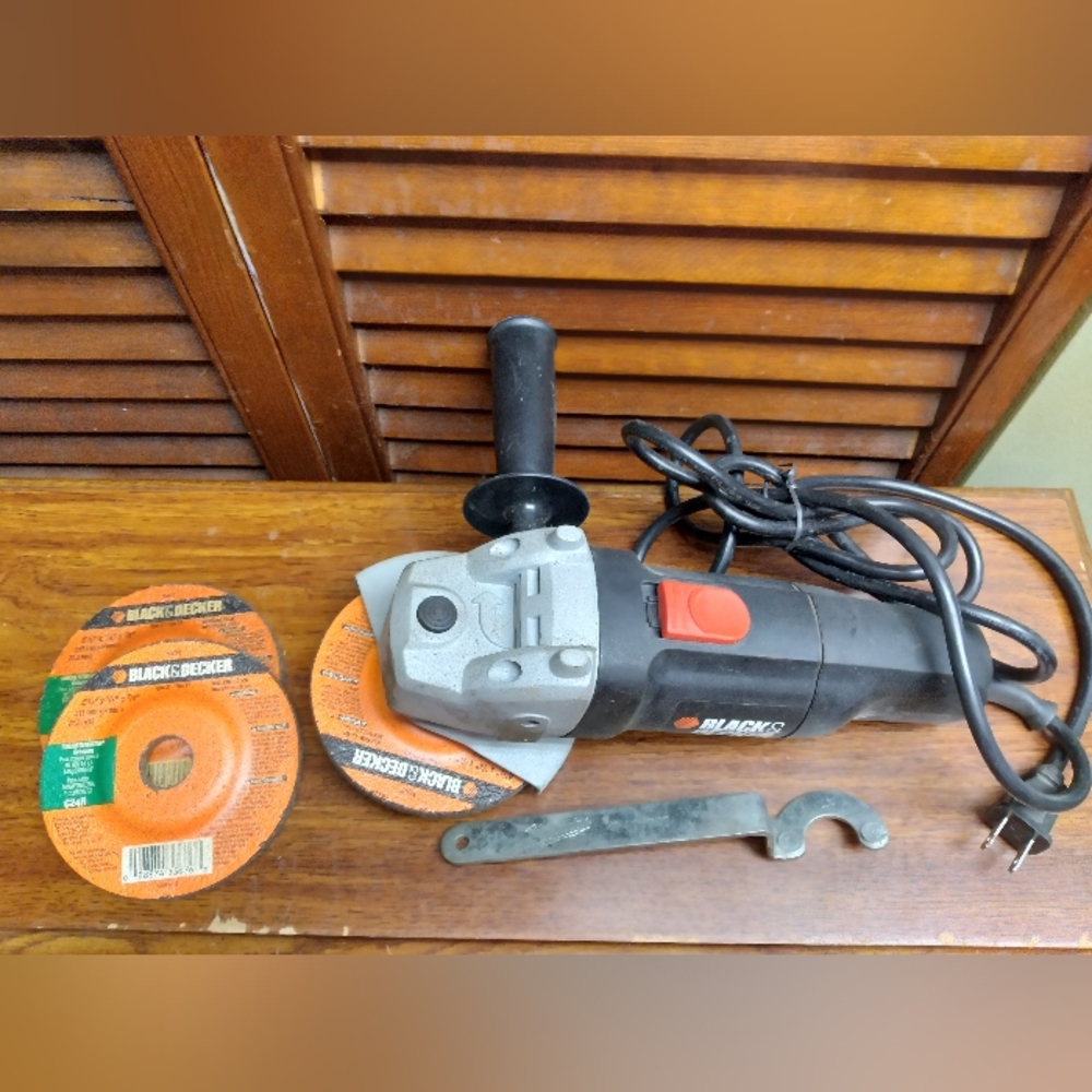 LIKE NEW BLACK&DECKER 4½"ELECTRIC GRINDER W/EXTRAS